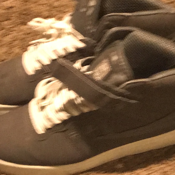 Fila gray sneakers hi top good condition light wear Sz.9.5 - Picture 6 of 6